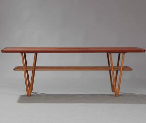 Dansk møbeldesign Rektangulært sofabord med stel af eg. Top med kehlet kant af teak. Undeliggende hylde udspændt med flet.