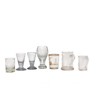 Samling på syv glas heriblandt geneverglas med slebet monogram, to cylinderformede, en med slibning, to krus samt frimurer glas. 18.-20. årh H. 8,5-18 cm. 7