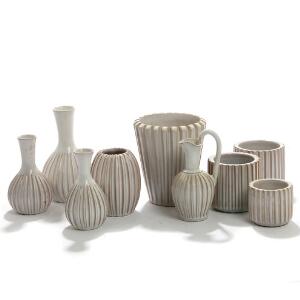 Eslau Kande, tre vaser med slank hals, to vaser og tre krukker af keramik, dekoreret med hvid glasur. H. 6,5-17. 10