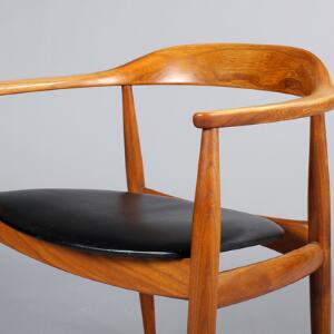 Illum Wikkelsø tilskrevet Armstol af elmetræ med sort skai i sæde. Udført hos Eilersen.