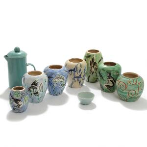 Eslau Syv vaser af keramik, dekorerede i farver samt stempelkande og skål af porcelæn. H. 4,3-23. 9