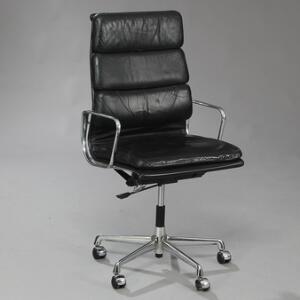 Charles Eames Højrygget Softpad drejestol. Stel af forkromet aluminium. Sæde og ryg betrukket med sort skind. Udført hos Herman Miller.