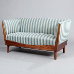 Edmund Jørgensen To-personers sofa med stel af mahogni, betræk af blå- og hvidstribet uld. L. 142.