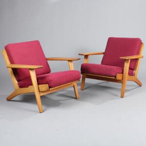Hans J. Wegner GE 290. Et par lænestole af eg, løse epeda hynder med bordeaux-farvet uld. Udført hos Getama, Gedsted. 2