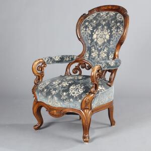 Louis Philippe krenoline armstol af nød, rigt prydet med skæringer og intarsia i lyst og mørkt træ. 19. årh.