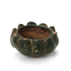 Lille kar af lertøj i form af lotusblomst, dekoreret i grøn glasur. Tang Dynastiet. H. 3,5 cm. Diam. 7 cm.