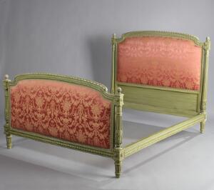 Fritstående seng af grønmalet træ, udskåret med rosetter og akantus. Louis XVI form. 20. årh. Indvendige mål L. 190. B. 142.