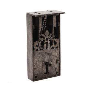 Lås af metal, udskåret med ornamentik. Frankrig 17. årh. H. 18 cm. B. 8,5 cm. D. 5 cm.