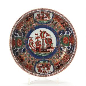 Japansk Imari bowle af porcelæn, dekoreret i farver og guld med Black Ship og hollændere med brokade baggrund. Ca. 1900. Diam. 24 cm.