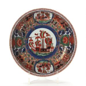 Japansk Imari bowle af porcelæn, dekoreret i farver og guld med Black Ship og hollændere med brokade baggrund. Ca. 1900. Diam. 24 cm.