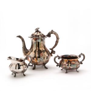 Kaffeservice af sølv bestående af kaffekande, flødekande og sukkerskål. Danmark 20. årh. H. 9-22 cm. Vægt 1225 gr. 3.