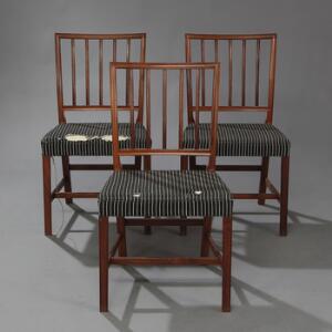 Jacob Kjær Et sæt på tre stole med profileret stel af palisander. Sæde betrukket med sorthvidstribet uld. 3
