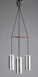 Jo Hammerborg Trombone. Lysekrone med tre cylinderformede skærme af aluminium, ophængt i ramme af teak. Udført hos Fog  Mørup.