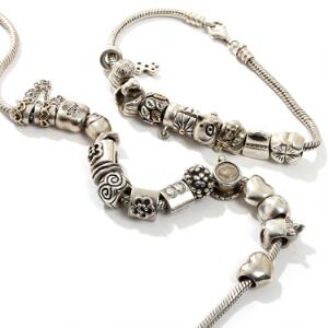 Pandora Halskæde og armbånd af sterlingsølv, prydet med i alt 27 kuglevedhæng. L. 51 og 20. 2