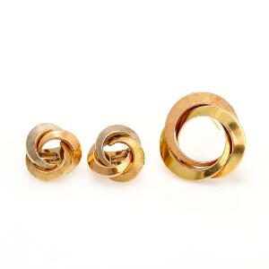 Smykkesæt af 14 kt. delvis tofarvet og satineret guld bestående af et par øreclips og en broche. Diam. 3 og 1,8 cm. Vægt i alt 14 gr. 3