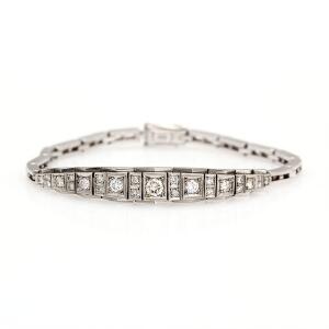 Diamantarmbånd af 18 kt. hvidguld prydet med talrige brillantslebne diamanter på i alt ca. 1.10 ct.