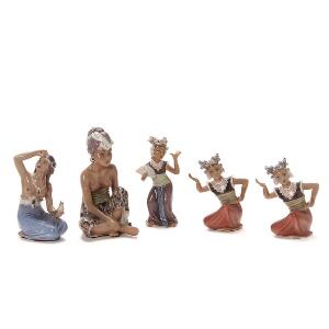 Jens Peter Dahl-Jensen Samling figurer af porcelæn, dekorerede i underglasurfarver, bestående af danseriner og siddende piger. Dahl-Jensen. H. 17-20. 5