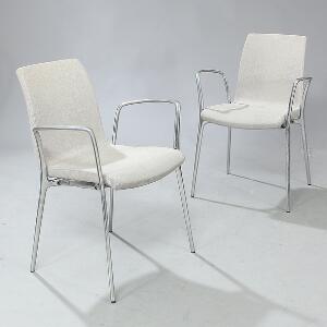Jorge Pensi Et sæt på seks stabelstole med stel af stål. Sæde og ryg betrukket med grå uld. Udført hos Akaba. 6