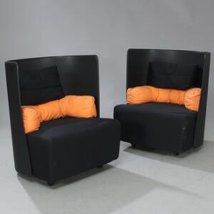 De Pas dUrbino Lomazzi Et par højryggede lænestole med ben af sort plast. Bøjeligt ryglæn betrukket med sort skind. Model Campo. 2