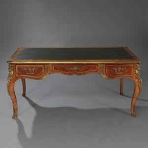 Fransk bureau plat af nøddetræ med beslag af forgyldt bronze. Louis XV stil, 20. årh.s begyndelse. H. 76. L. 162. D. 82.