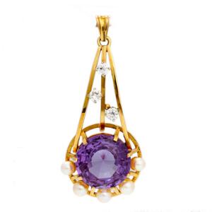 Diamant- og safir vedhæng af 14 kt. guld prydet med facetslebet syntetisk safir kulturperler samt brillantslebne diamanter med ældre slibning. L. ca. 6 cm.