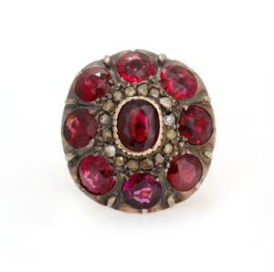 Rubin- og diamantring af 18 kt. hvidguld prydet med facetslebne rubiner og rosenslebne diamanter. Str. 53.