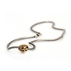 Diamantvedhæng af 18 kt. guld prydet med brillantslebne diamanter. B. ca. 1,5 cm. Kæde af sterling sølv medfølger. L. ca. 45 cm. 2
