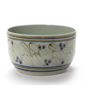 Bodil Manz Stor bordskål af porcelæn, dekoreret med transparent, farvet glasur. Ydersider dekoreret med blomster i blåt og brunt. Diam. 26,2.