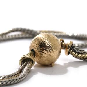Ole Lynggaard Kuglelås af 14 kt. guld med tre-radet armbånd af guld og sterlingsølv. Lås diam. 10,5 mm. L. 18,5.