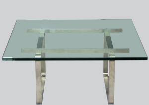 Hans J. Wegner Sofabord med stel af forkromet stål, løs kvadratisk top af klart glas. Model CH-106. Udført hos Carl Hansen  Søn.