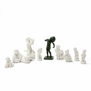 Kai Nielsen, Svend Lindhart Ni figurgrupper af hhv. blanc de chine og grønglaseret keramik. Hovedparten sign. H. 7,2. - 20. 9