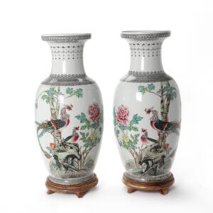Et par kinesiske vase af porcelæn, balusterformede, dekoreret med føniks og blomster. 20. årh. H. 46 cm. 2
