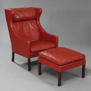 Børge Mogensen Øreklapstol med tilhørende skammel, sider, ryg og løse hynder med rødbrunt skind, ben af mahogni. Model 2204 og 2202. 2
