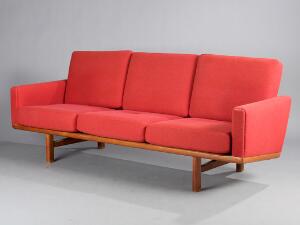 Hans J. Wegner GE 236. Tre-personers sofa af massiv eg, armlæn og løse hynder med rød uld. Udført hos Getama, Gedsted. L. 210.