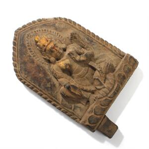 Shiva. Relief af udskåret træ med rester af bemaling. 18.-19. årh. H. 26. B. 15.