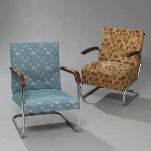 Anton Lorenz Et par lænestole med stel af formbøjet forkromet stål. Betræk med mønstretblomstret stof. Armlæn af bøg. 2