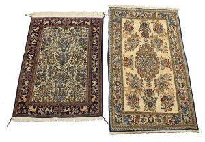 Qum tæppe med silke, i klassisk design på lys bund samt Qum medaljontæppe med blomster og bladværk. Ca. 1970. 163 x 111 og 197 x 110. 2