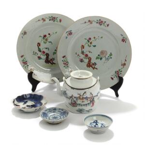 Orientalsk thekande, to famille rose tallerkener samt tre asietter af porcelæn, dekoreret i farver og blåt. 19. årh. 6