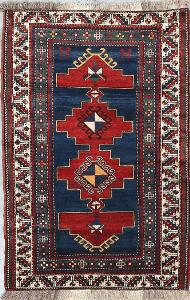 Kasak tæppe, Kaukasus. Design med memling guls på blå bund. Ca. 1920-1930. 180 x 119.