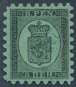 1866. 8 Penni, sort på grønt papir. Gennemstik I. Smukt mærke med perfekt takning og BLÅT bystempel. Facit 2800