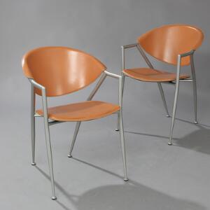 Italiensk design Sæt på seks stole med stel af matbørstet stål, opsat på tilspidsende ben. Sæde og ryg af brunt farvet kernelæder. 6