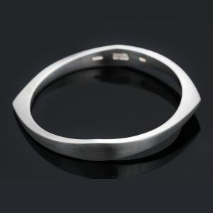 Armring af sterling sølv. Diam. ca. 6,5 cm. Vægt. 50,5 g.