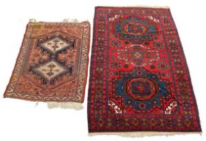 Semiantik persisk Shiraz tæppe, prydet med sammenhængende medaljoner samt Armensk tæppe. 20. årh. 184 x 123 og 286 x 168. 2