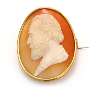 Kamébroche af 14 kt. guld prydet med herre i profil. L. ca. 5,5 cm.