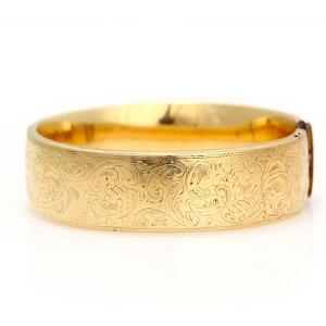Armbånd af 14 kt. guld med ciseleringer. Diam. ca. 6,3 cm. B. 2 cm. Vægt 35 gr.