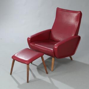 Dansk design Lady chair lænestol samt fodskammel opsat på tilspidsende ben af teak. Sæde, sider samt ryg betrukket med rød vinyl. 2