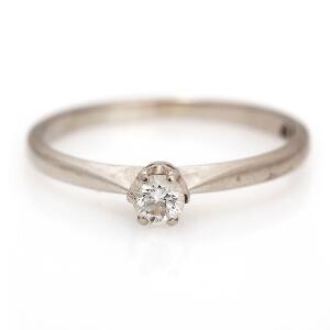Diamantring af 14 kt. hvidguld prydet med brillantslebet diamant på ca. 0.12 ct. Farve Wesselton H. Klarhed VVS. Str. 50. Æske medfølger.