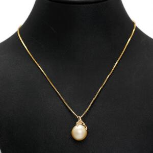 South Sea- og diamantvedhæng af 14 kt. guld prydet med gylden South Sea kulturperle og talrige enkeltslebne diamanter. Perlediam. ca. 14 mm. L. 2,5 cm.