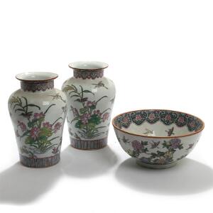 Et par orientalske vaser samt bordskål af porcelæn, dekoreret i emaljefarver med blomster og insekter. Mærket. 19.-20. årh. H. 31 og 14,5. 3