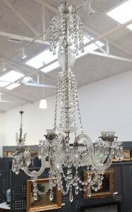 Lysekrone med stel af metal og krystalglas, behængt med prismer, fem svungne lysarme. 19.-20. årh. H. 125. Diam. 65.